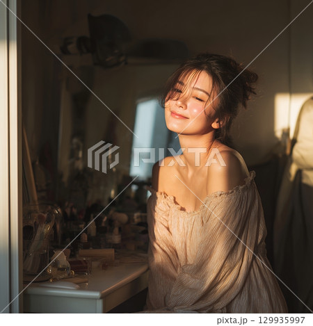 窓辺でくつろぐお洒落な大人の日本人美女（スクエア写真） 129935997