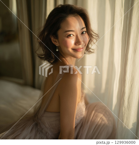窓辺でくつろぐお洒落な大人の日本人美女（スクエア写真） 129936000