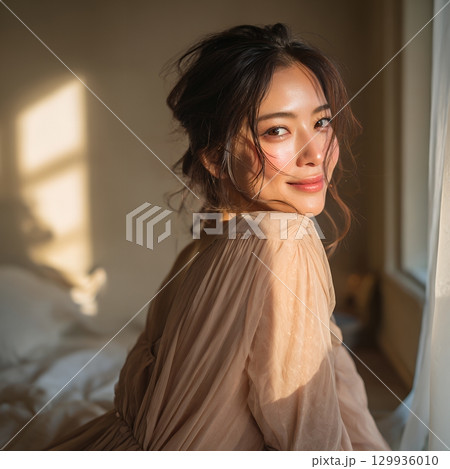 窓辺でくつろぐお洒落な大人の日本人美女（スクエア写真） 129936010