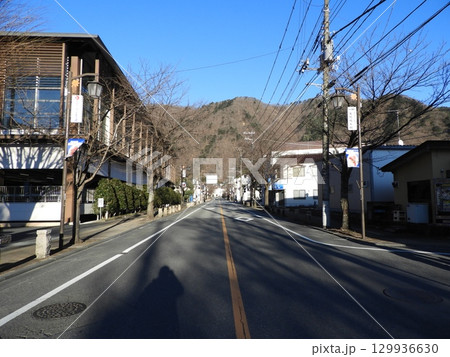 鬼怒川温泉街と青空に映える山並み 鬼怒川温泉街と青空に映える山並み 129936630