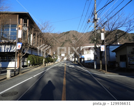 鬼怒川温泉街と青空に映える山並み 鬼怒川温泉街と青空に映える山並み 129936631
