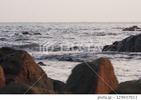 海に打ち寄せる波 129937011