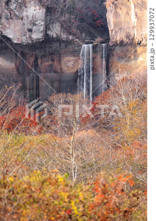 北海道白老町、遊歩道入り口から眺めたインクラの滝【11月】 北海道白老町、遊歩道入り口から眺めたインクラの滝【11月】 129937072