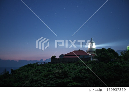 島根県松江市の夜明け前の美保関灯台 129937259