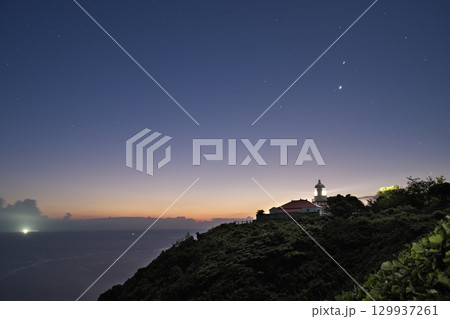島根県松江市の夜明け前の美保関灯台 129937261