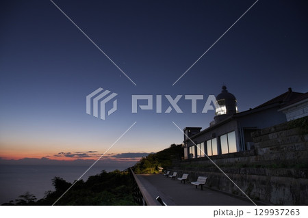 島根県松江市の夜明け前の美保関灯台 129937263