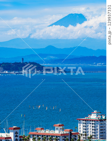 富士山と湘南海岸 129937331