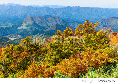 秋田　紅葉に染まる森吉山 129937515