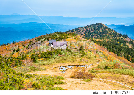 秋田　紅葉に染まる森吉山 129937525