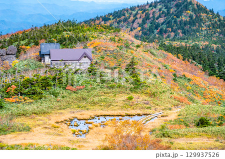 秋田　紅葉に染まる森吉山 129937526