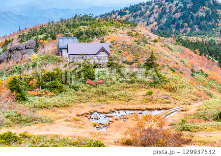 秋田　紅葉に染まる森吉山 129937532