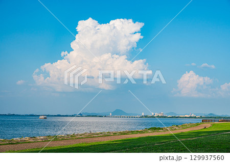 琵琶湖に湧き上がる入道雲　滋賀県大津市 129937560