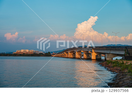 夕陽のあたる近江大橋 滋賀県大津市 夕陽のあたる近江大橋 滋賀県大津市 129937566