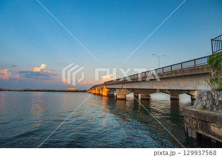 夕陽のあたる近江大橋　滋賀県大津市 129937568