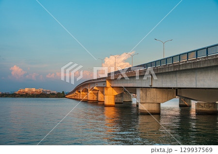 夕陽のあたる近江大橋 滋賀県大津市 夕陽のあたる近江大橋 滋賀県大津市 129937569