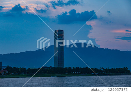 夕暮れ時の琵琶湖畔　大津市 129937575