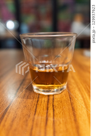 液体 液 ガラスコップ 129937623