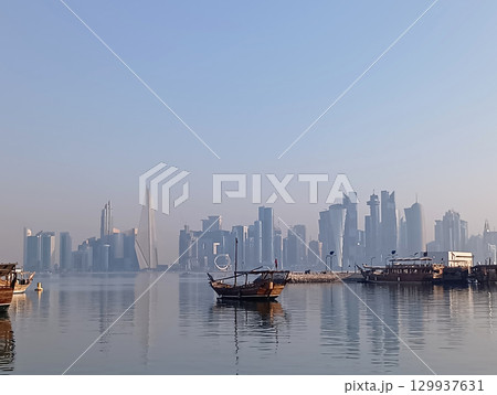カタール・ドーハ コーニッシュの朝の景色 – ダウ船と近代的なスカイライン 129937631