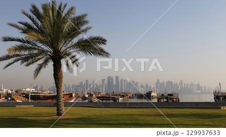 カタール・ドーハ コーニッシュの朝の景色 – ダウ船と近代的なスカイライン 129937633