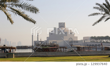 カタール・ドーハ イスラム美術館と伝統的なダウ船の風景 129937640
