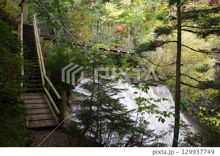 乗鞍高原の三本滝に向かう途中にある吊り橋 129937749