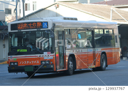 西新井大師前にて発車準備中の東武バス（いすゞ・キュービック） 129937767
