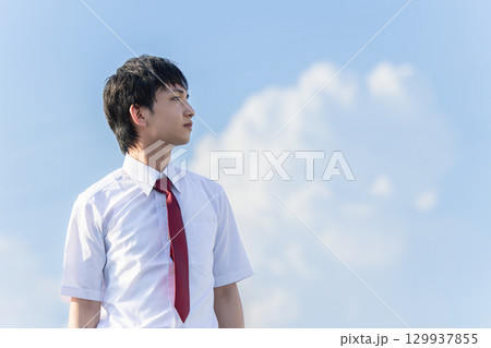 空を見上げる男性 129937855