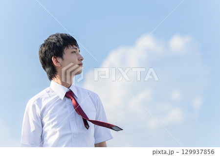 空を見上げる男性 129937856