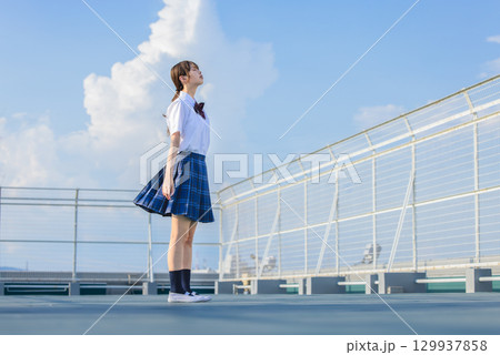 空を見上げる女子高生 空を見上げる女子高生 129937858