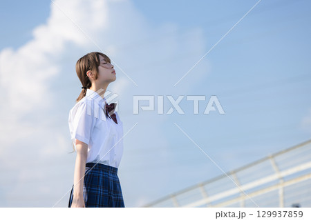 空を見上げる女子高生 129937859