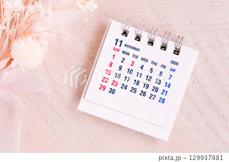 2026年11月日本のカレンダー　ピンク背景 129937881