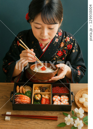 おせち料理を食べる女性 129938004
