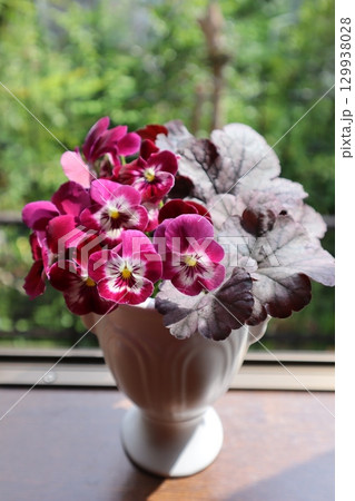 ビオラとヒューケラを生ける ビオラとヒューケラを生ける 129938028