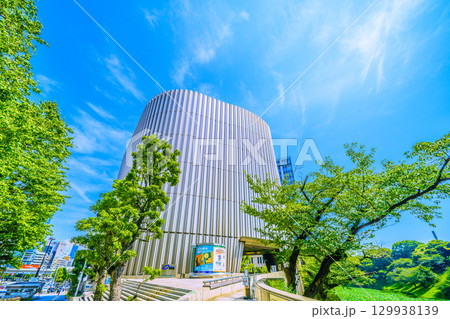 日本の東京都市景観 九段下駅前の昭和館などを望む…あの悲劇を忘れてはならない＝8月21日 129938139