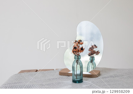 ガラス瓶に入ったドライフラワー 129938209
