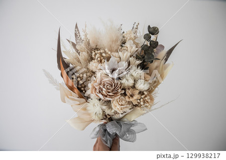 ブーケを持つ女性の手 ブーケを持つ女性の手 129938217