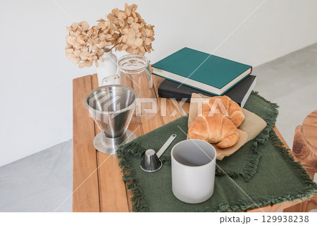 テーブルの上に置かれたパンとコーヒー 129938238