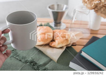 テーブルの上に置かれたパンとコーヒー 129938242