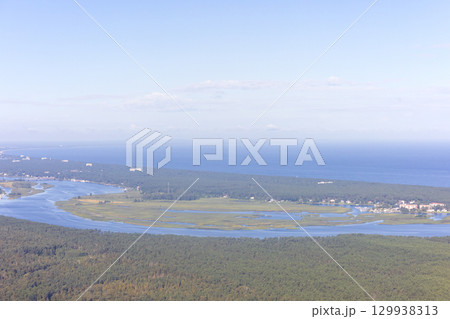 ヨーロッパ、ラトビア共和国のリガ湾付近の空撮 ヨーロッパ、ラトビア共和国のリガ湾付近の空撮 129938313