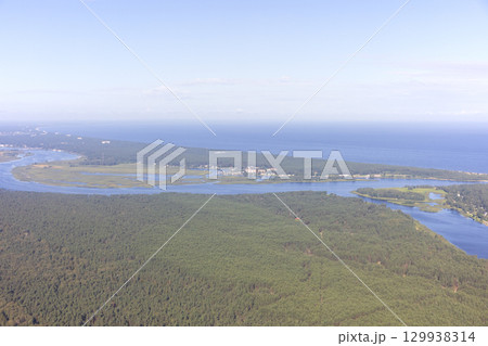 ヨーロッパ、ラトビア共和国のリガ湾付近の空撮 129938314
