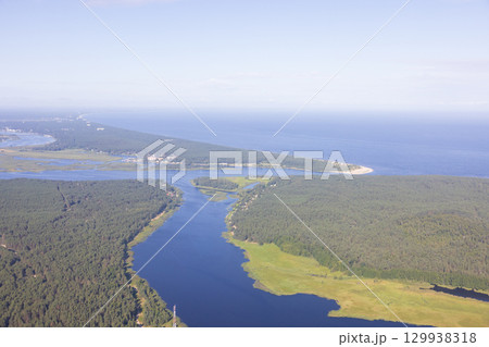 ヨーロッパ、ラトビア共和国のリガ湾付近の空撮 ヨーロッパ、ラトビア共和国のリガ湾付近の空撮 129938318