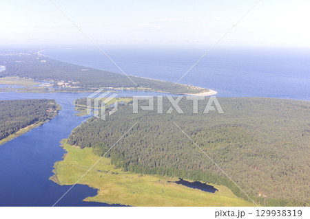 ヨーロッパ、ラトビア共和国のリガ湾付近の空撮 ヨーロッパ、ラトビア共和国のリガ湾付近の空撮 129938319