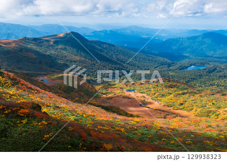 秋の栗駒山登山(栗駒山~秣岳 : 秣岳・須川湖方面の眺め) 秋の栗駒山登山(栗駒山~秣岳 : 秣岳・須川湖方面の眺め) 129938323