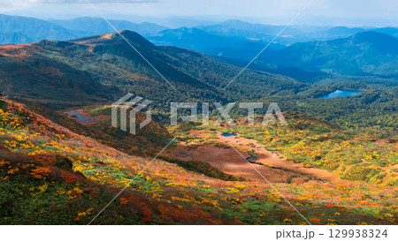 秋の栗駒山登山(栗駒山~秣岳 : 秣岳・須川湖方面の眺め) 秋の栗駒山登山(栗駒山~秣岳 : 秣岳・須川湖方面の眺め) 129938324