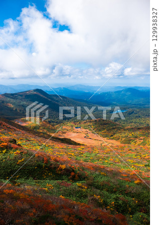 秋の栗駒山登山(栗駒山~秣岳 : 秣岳・須川湖方面の眺め) 秋の栗駒山登山(栗駒山~秣岳 : 秣岳・須川湖方面の眺め) 129938327