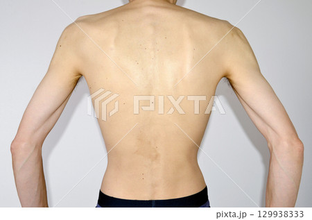 痩せた上半身裸の上半身(背中） 129938333