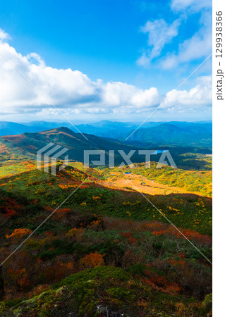 秋の栗駒山登山（栗駒山～秣岳 ： 秣岳・須川湖方面の眺め） 129938366