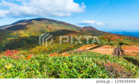 秋の栗駒山登山（栗駒山～秣岳：栗駒山方面の眺め） 129938408