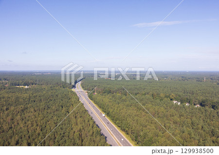 ヨーロッパ、ラトビア共和国のリガ空港付近の空撮 129938500