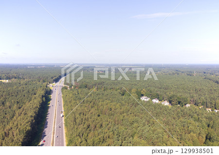 ヨーロッパ、ラトビア共和国のリガ空港付近の空撮 129938501